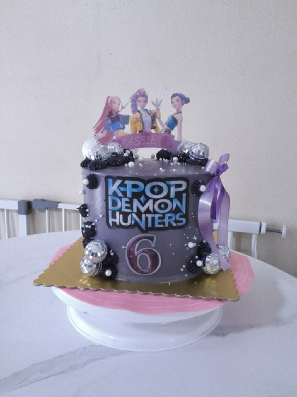 K-pop themed birthday cake